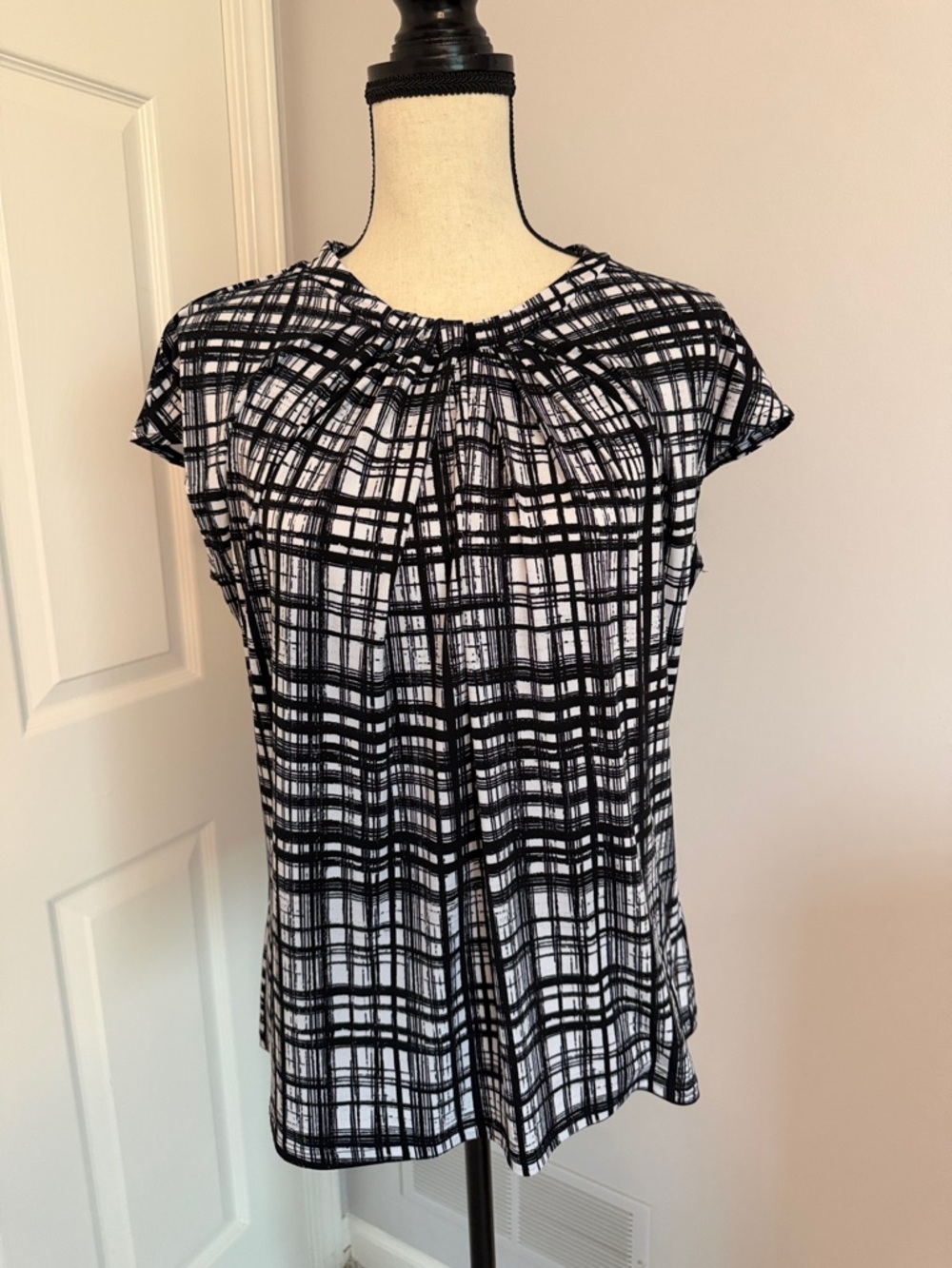 Like New! Worthington Black and White Plaid Cap-Sleeve Top